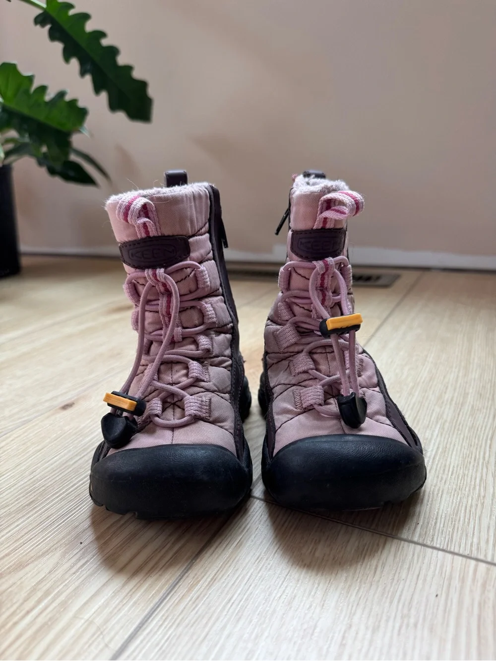 keen pink winter hiking boots size 7